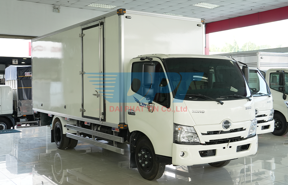 XE TẢI 5 TẤN HINO XZU730L THÙNG KÍN VÁCH COMPOSITE