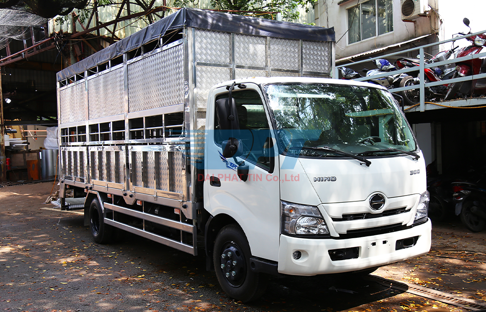 XE TẢI 5 TẤN HINO XZU730 THÙNG CHỞ GIA SÚC