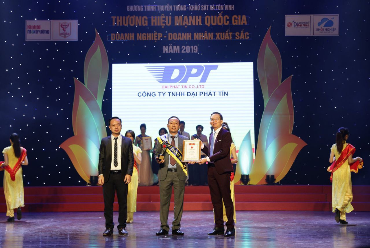 Hino Đại Phát Tín đón nhận danh hiệu "Doanh nghiệp xuất sắc"